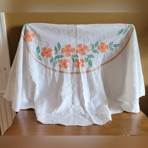 VINTAGE HANDMADE EMBROIDERED TABLE CLOTH ROIND ORANGE FLORAL ON WHITE